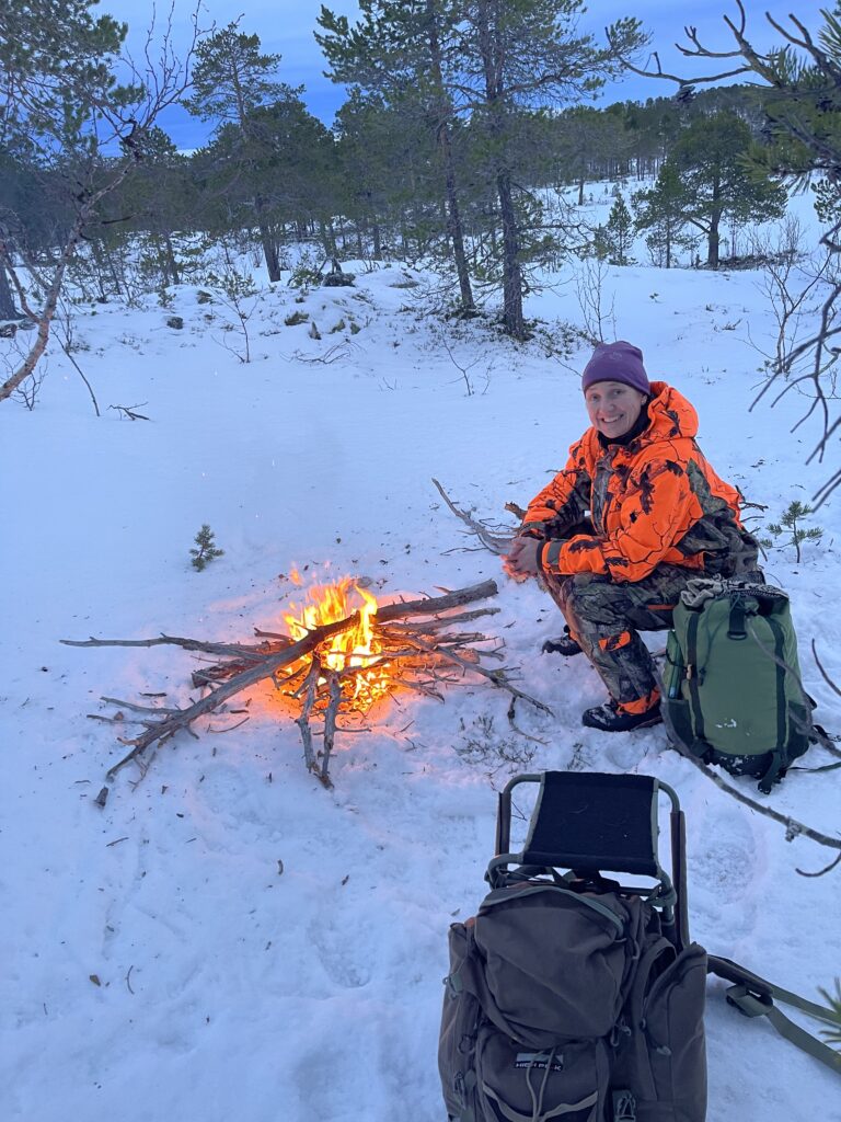 Birgitte i en pause ved bålet